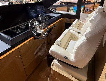 Azimut Seadeck 7 , Helm Station