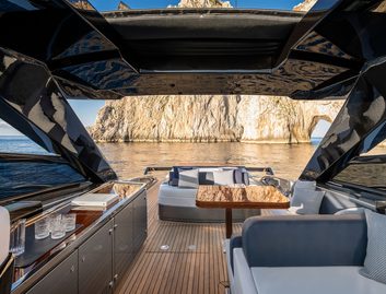 Riva 58 Capri, Deck Area
