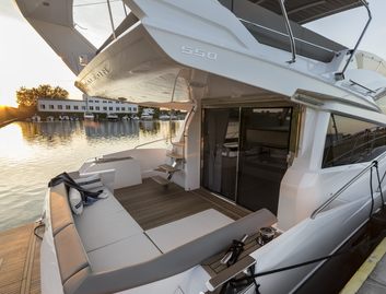 Galeon 550 Fly, Deck Area