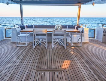 Astondoa 100 Century, Deck Area