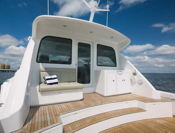 Bertram 50 Sport, Deck Area