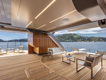 Pershing 140, Beach Club