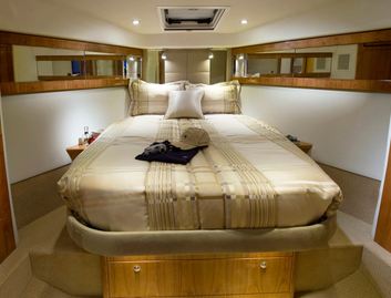 Riviera 43 Open Flybridge, Accommodation