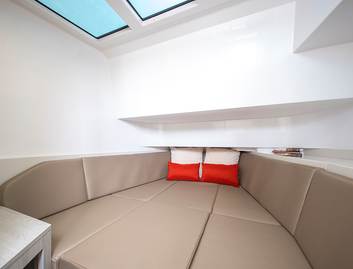 Cruisers 38 VTR, Accommodation