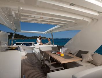 Prestige 750, Fly Deck/Sportdeck