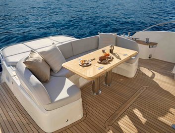 Princess V65 Mk4, Deck Area