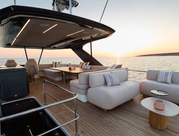 Prestige F6.7, Fly Deck/Sportdeck