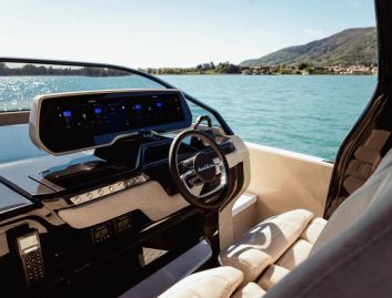 Bellini Astor 36 , Helm Station