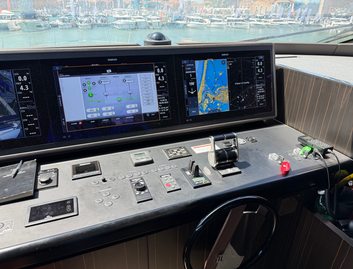 Ferretti 940, Helm Station