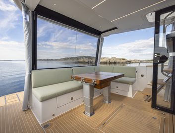 Nimbus 495 Flybridge , Deck Area