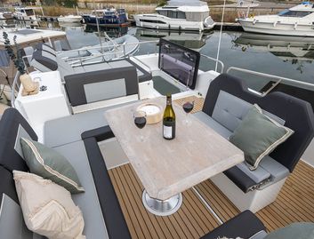 Delphia 12 Flylounge, Fly Deck/Sportdeck