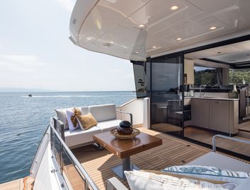 Sirena 48, Deck Area