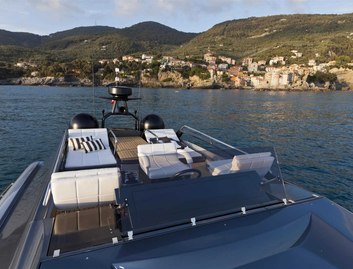 Pershing 74, Fly Deck/Sportdeck