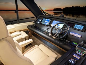 Riviera 525 SUV, Helm Station
