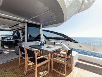 Azimut S8, Deck Area