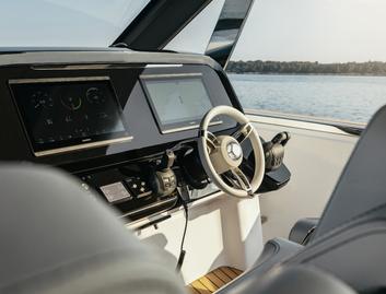 Invictus TT420, Helm Station