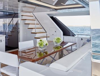 Ocean Alexander 28R Enclosed, Deck Area