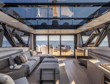 Ferretti 1000 Skydeck, Interior