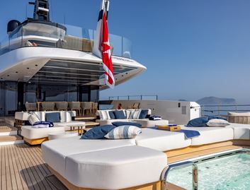 Columbus Atlantique 47, Beach Club