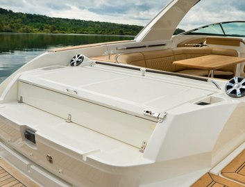 Sea Ray SLX 350, Deck Area