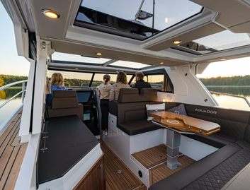 Aquador 300HT , Interior