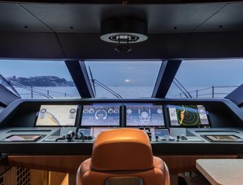 Custom Line Saetta 106&#039; , Helm Station