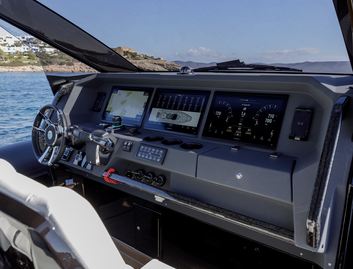Technohull Alpha 50, Helm Station