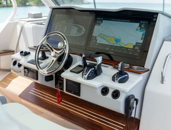 Regal 43 SAV , Helm Station