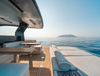 Invictus TT550 , Deck Area