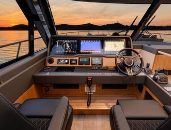 Riviera 585 SUV, Helm Station