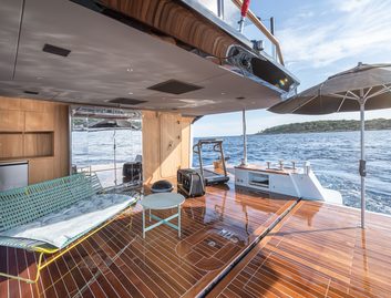 Numarine 30 XP, Beach Club