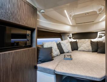 Cranchi A32 Luxury Tender  T-Top, Accommodation