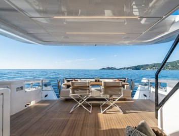 Ferretti 800 Gen 2, Deck Area