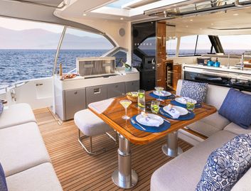 Riviera 5600 Sport Platinum Edition, Deck Area