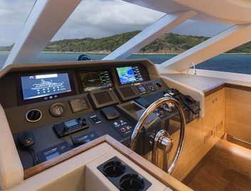 Horizon E75 Mk1, Helm Station