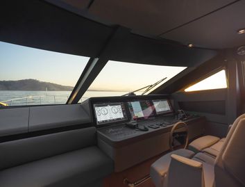 Ferretti 780 Mk3, Helm Station