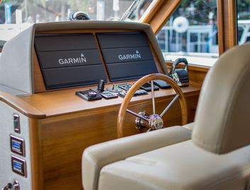 Grand Banks Eastbay 44, Helm Station