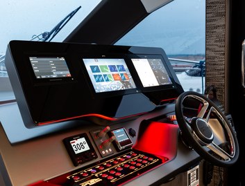 Galeon 450 HTC, Helm Station