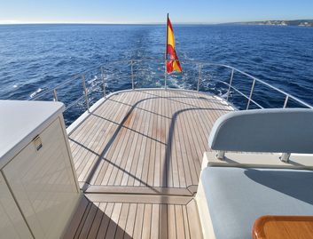 Palm Beach PB70 Flybridge, Deck Area