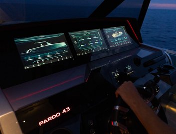 Pardo 43 Mk2, Helm Station