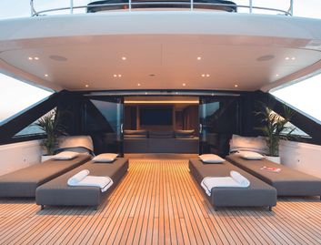 Benetti Oasis 34M, Deck Area