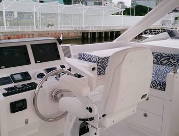 Horizon PC52, Helm Station