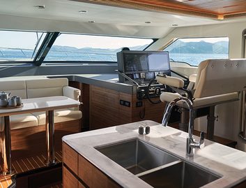 CL Yachts CLB88, Helm Station