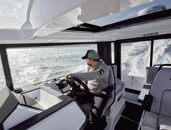 XO EXPLR 9 Mk2, Helm Station