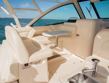 Grady-White Freedom 375 , Interior
