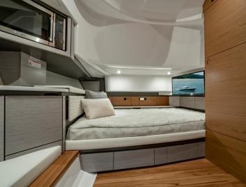 Tiara 43LS, Accommodation