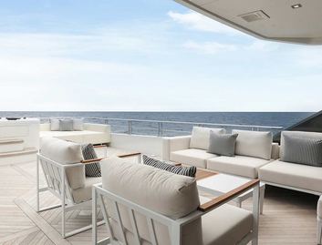 Ocean Alexander 32E, Deck Area