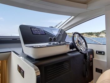 Azimut Fly 68 Gen 3, Helm Station