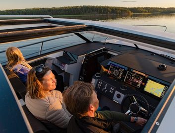 Aquador 300HT , Helm Station