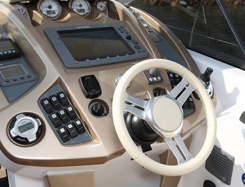 Sessa Marine C38 Mk2, Helm Station